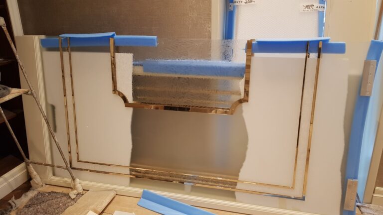 Позолоченный декор в отделке стеклянной панели