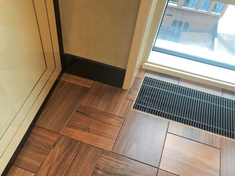 Контрастный черный кант в отделке стен