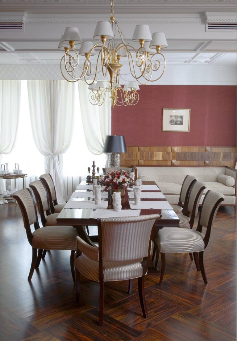 Эффектный дизайн столовой с коричнево-серебристой мебелью