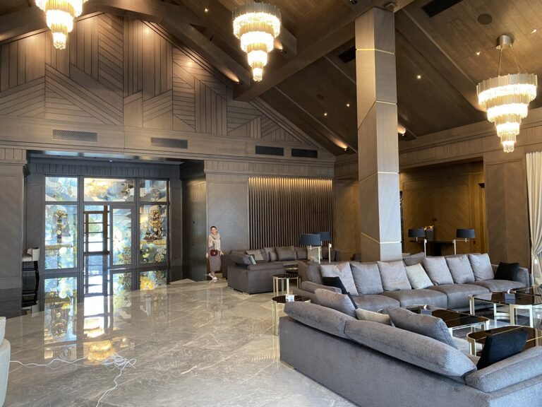 Эксклюзивный интерьер с готовой отделкой деревом