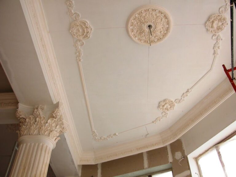 Потолок особняка с лепной розеткой и узорами
