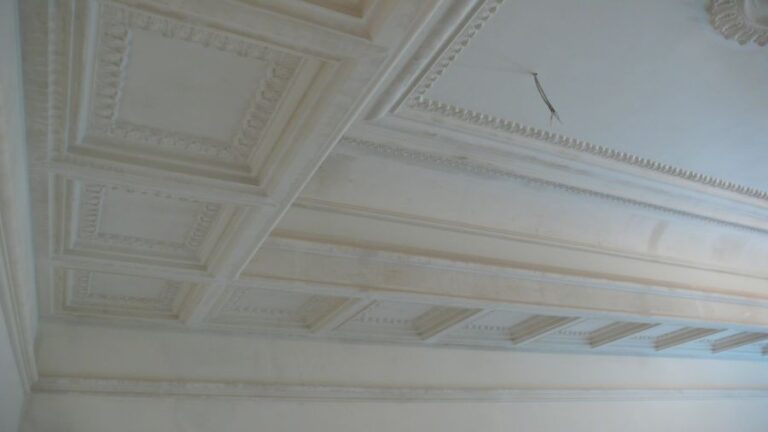 Ремонт дома с оформлением потолка лепными кессонами