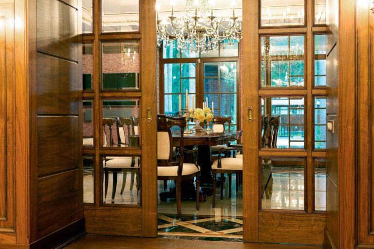Остекленные светло-коричневые двери в дизайне столовой