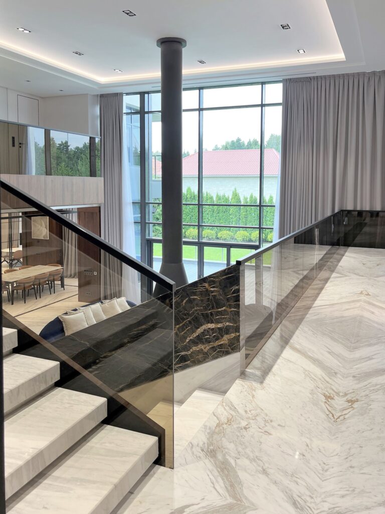 Дизайн холла 2-го этажа дома с мраморной отделкой