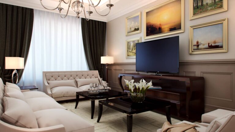 Зона отдыха классической гостиной в сочетании светлого текстиля и темного дерева