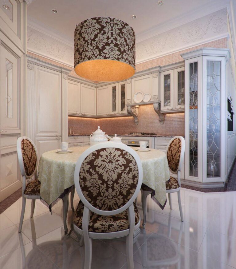 Элегантный дизайн кухни в светлых тонах с коричневыми акцентами