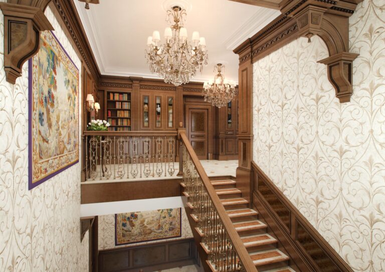 Дизайн-проект холла с хрустальными люстрами с белыми абажурами