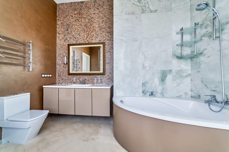 Реализованный проект ванной комнаты в светло-серо, кремовом и золотисто-ореховом цвете