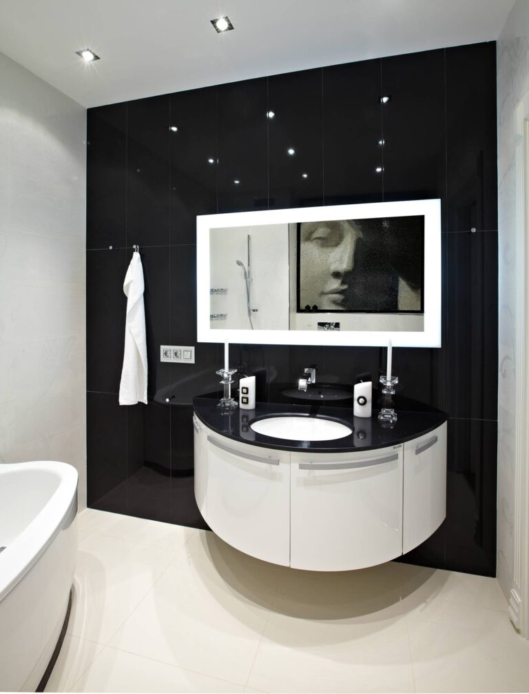 Белая ванная комната с черной глянцевой стеной