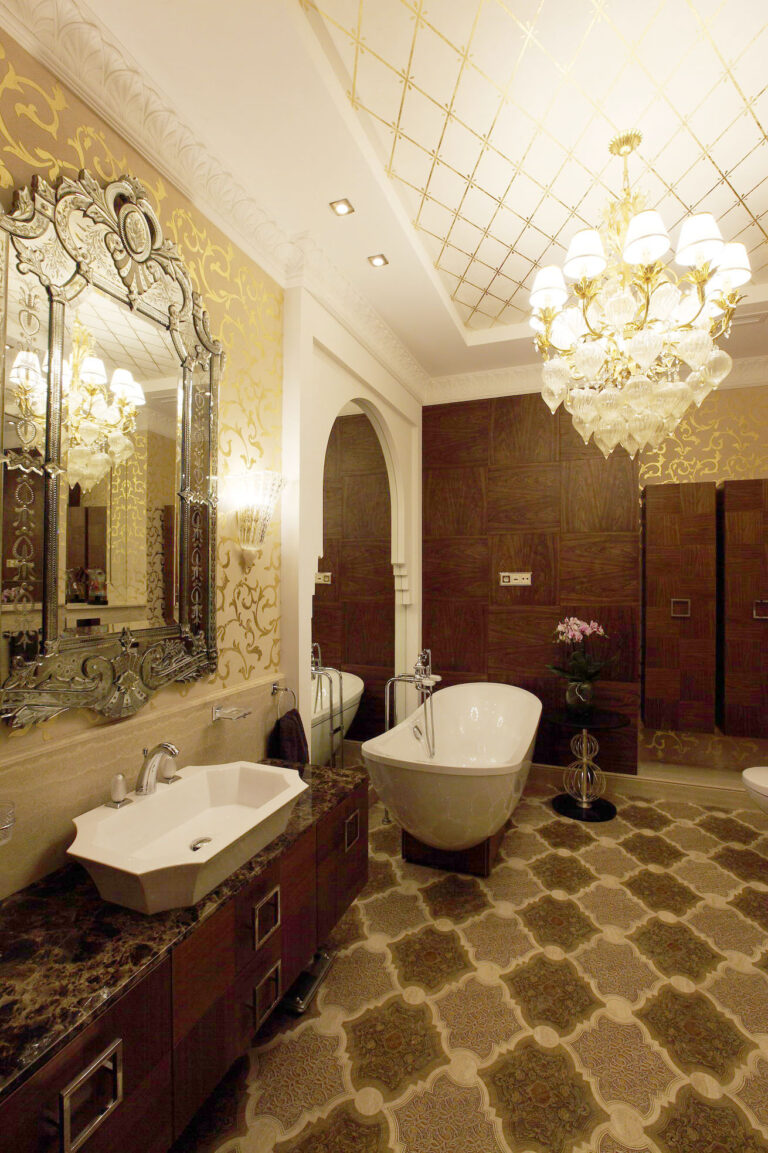 Санузел с белой позолоченной люстрой