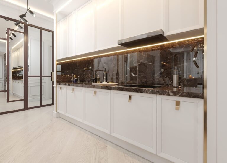 Отделка коричневым мрамором в дизайне белой кухни