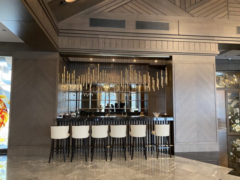 Интерьер гостиной в доме с большим баром