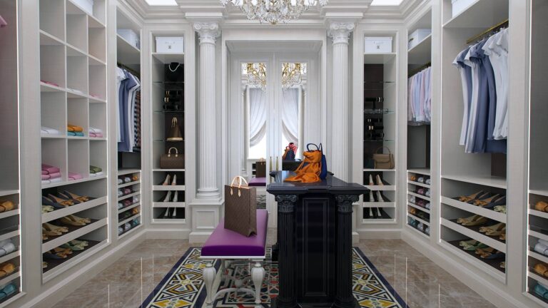 Дамская гардеробная с античными колоннами и мраморным полом