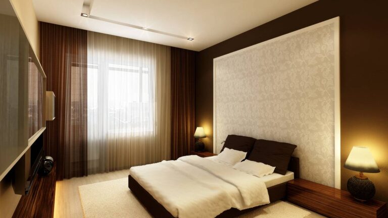 Белый орнамент за кроватью в интерьере коричневой спальни