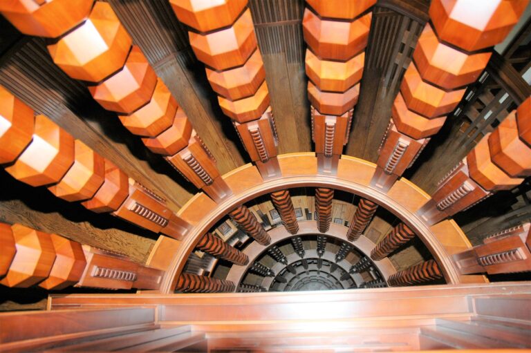 Винтовая лестница с фигурными резными балясинами