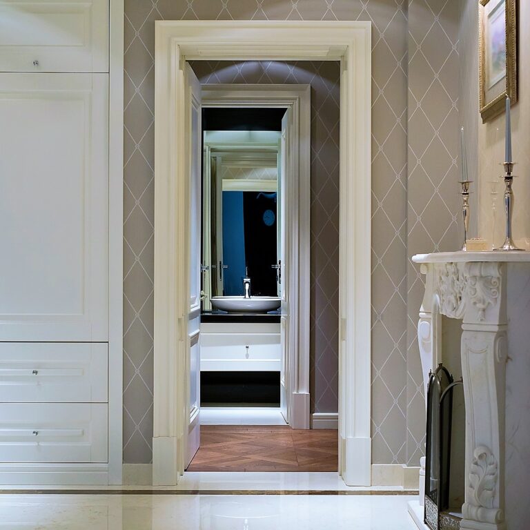 Дверной проем в интерьере серого холла