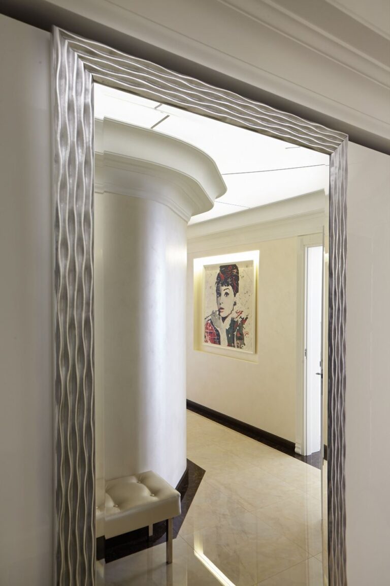 Интерьер холла с полукруглой стеной