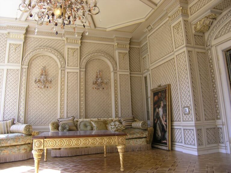 Готовый ремонт гостиной с хрустальными подвесками светильников