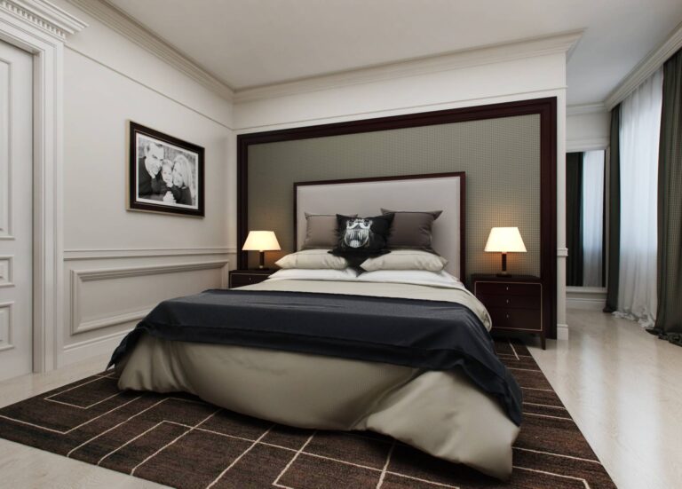 Классический интерьер спальни с коричневым деревом