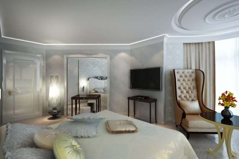 Дизайн спальни с большим зеркалом с цветочным узором