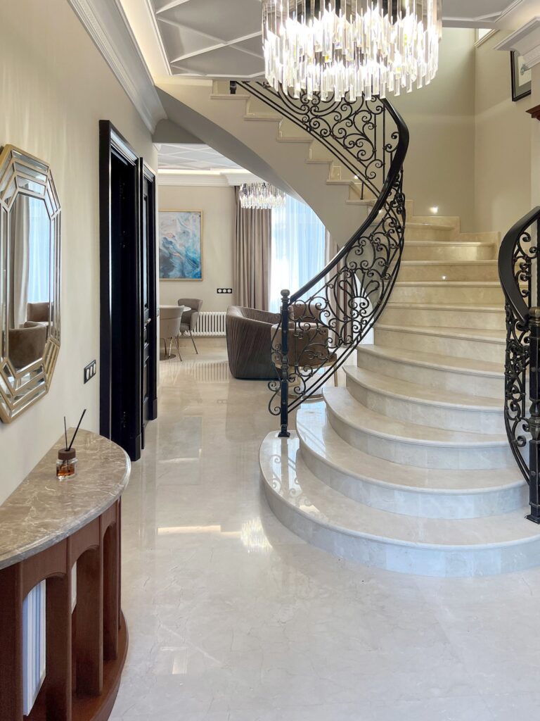 Каменная лестница в дизайне холла