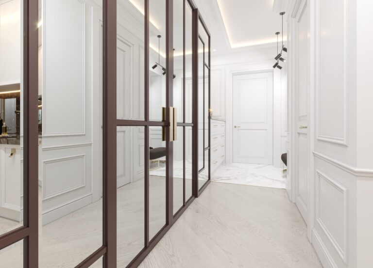 Зеркальные шкафы в дизайне белого коридора