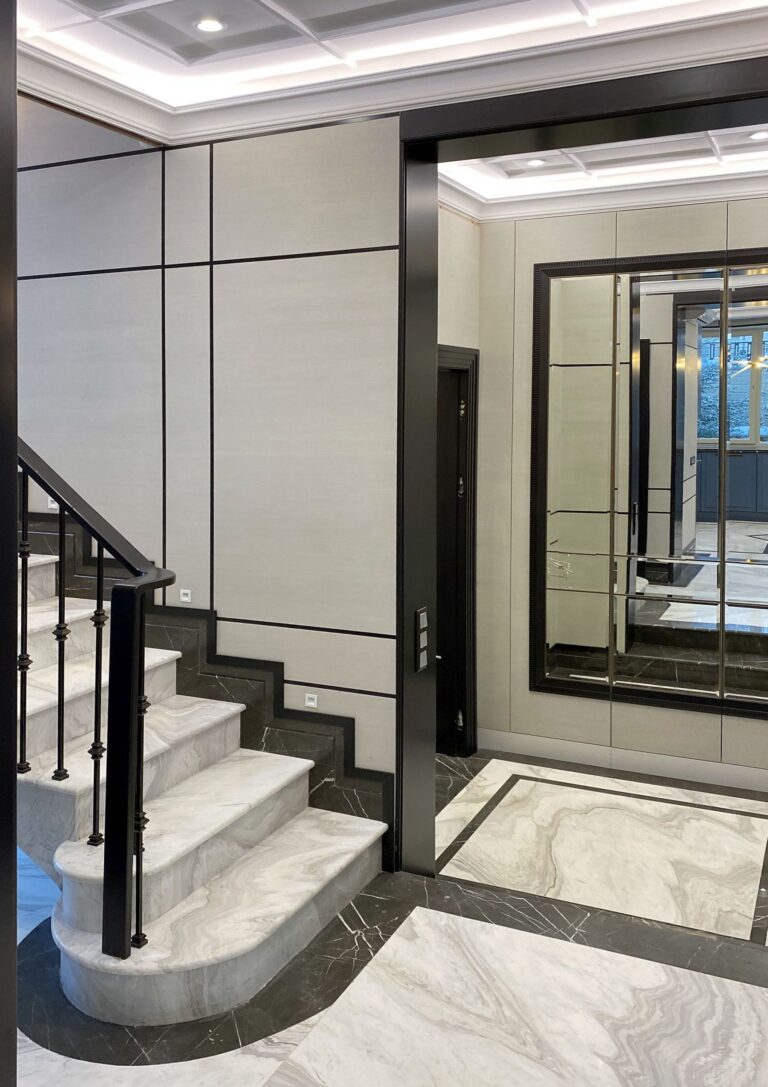 Светлое дерево в отделке лестничного холла