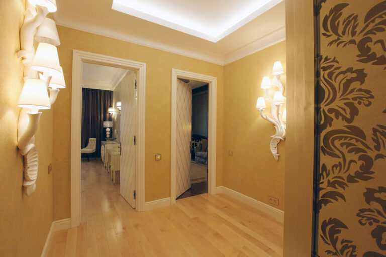 Фигурные белые бра в интерьере холла