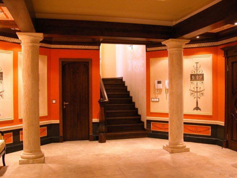 Отделка стен узорами и молдингами в дизайне комнаты