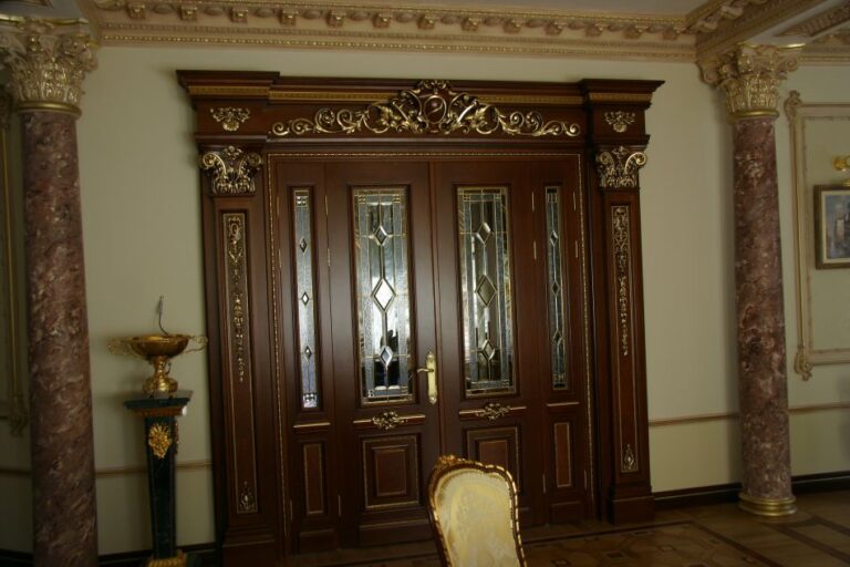 Эффектная резьба и витражи на двери коттеджа после ремонта