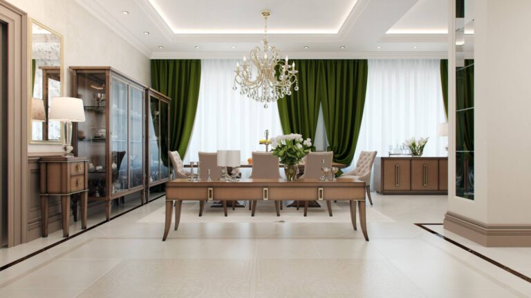 Панорамные окна, задрапированные темно-зелеными шторами и прозрачным белым тюлем