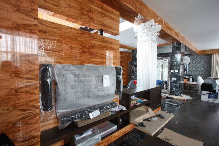 Готовое оформление стен дома натуральным деревом