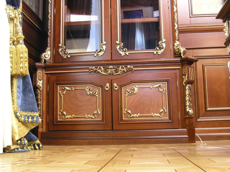 Готовый ремонт коттеджа с резной мебелью с позолотой