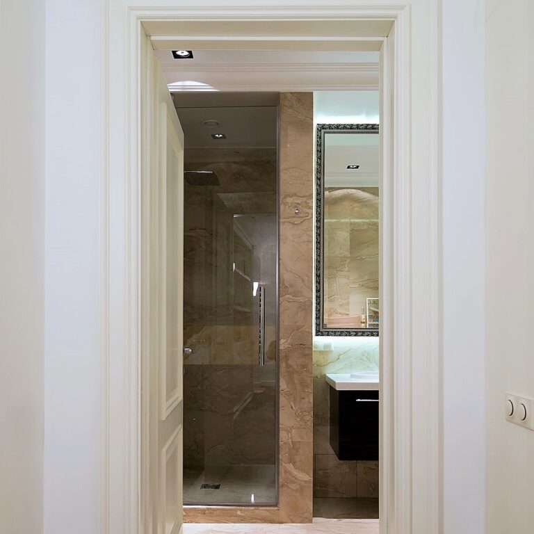 Санузел в глянцевой мраморной отделке