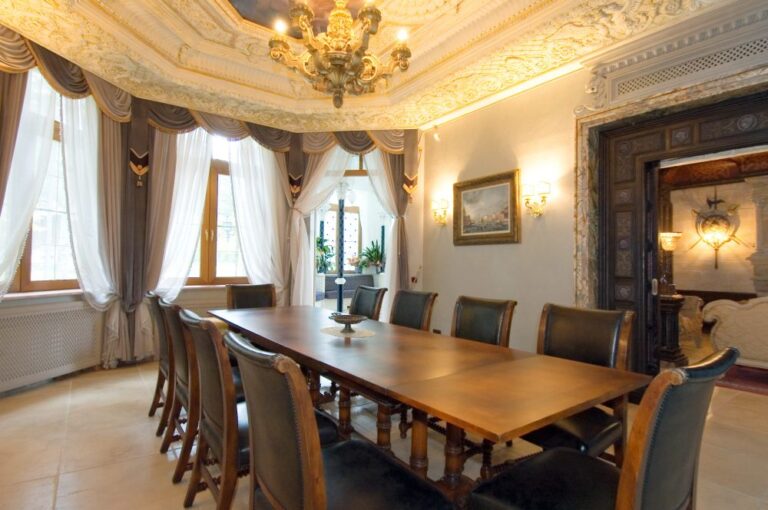 Лепные украшения на потолке в интерьере столовой