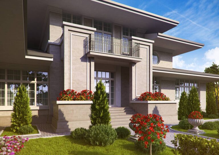 Крыльцо с клумбами и балкон на переднем фасаде особняка в светлой отделке