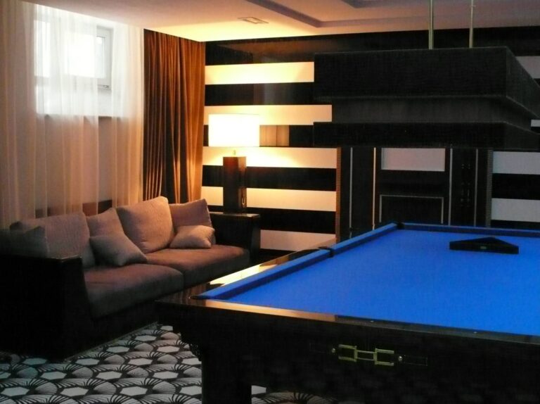 Дизайн бильярдной после ремонта с оригинальным потолком