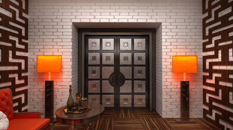 Эффектная черно-серебристая дверь в оформлении погреба