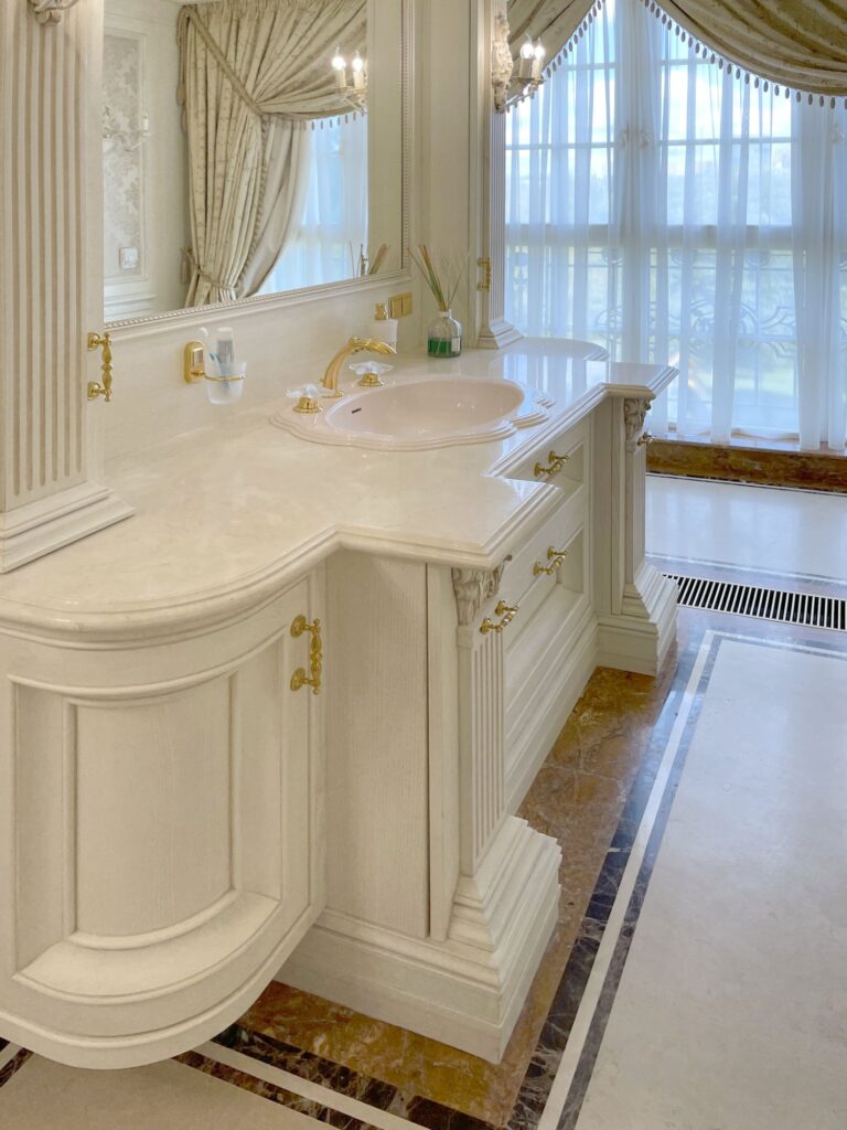 Дизайн ванной комнаты с резной мебелью из дерева