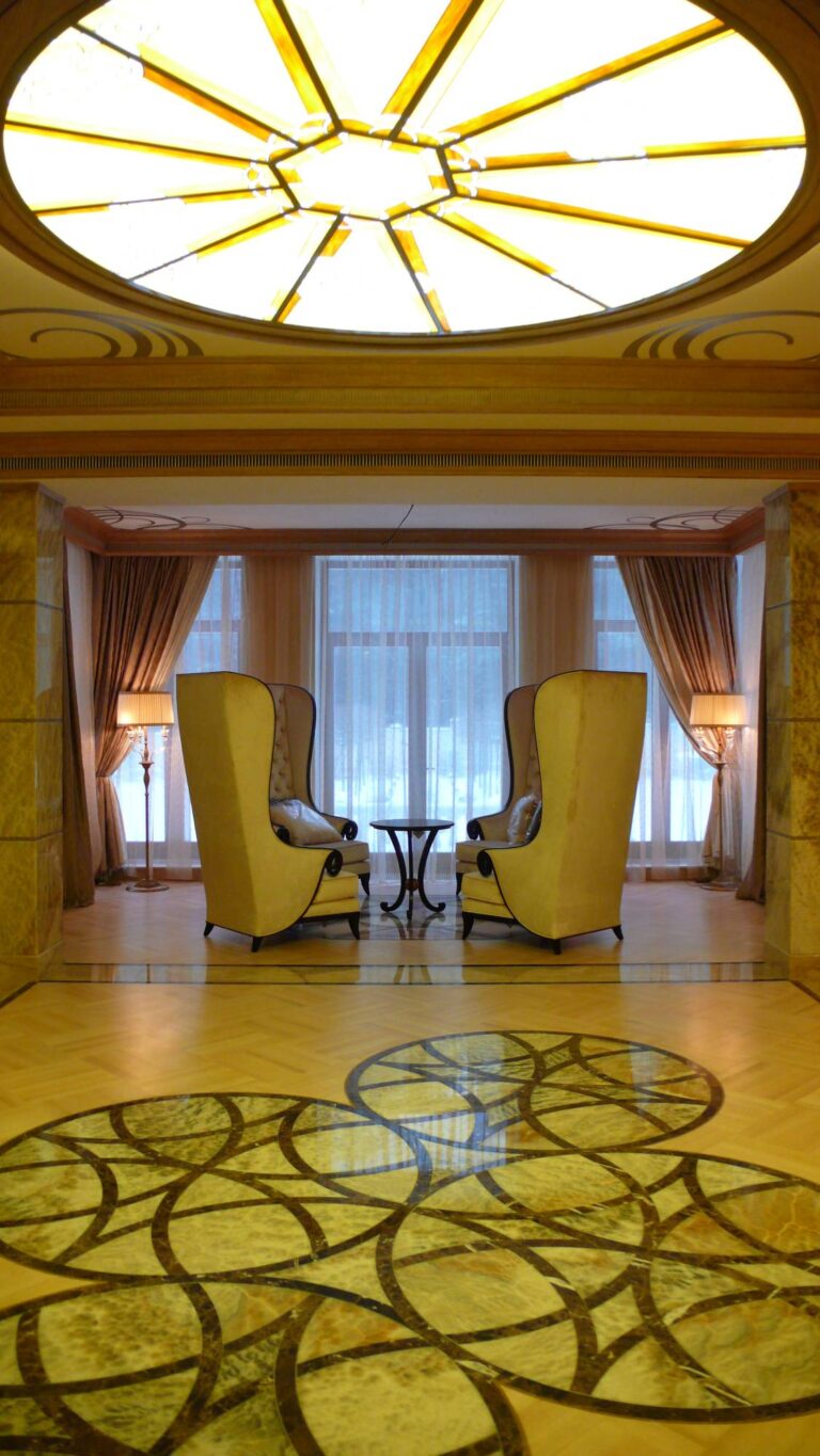 Пол гостиной с узором из камня в доме после ремонта