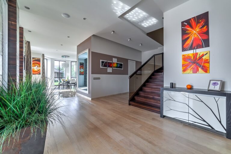 Холл с ламинированным паркетом миндального оттенка