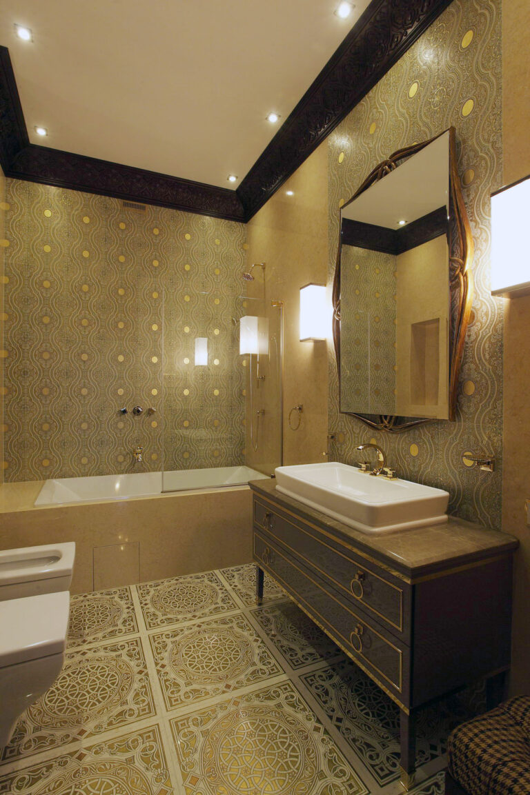Декорированные стены и пол в оформлении золотистого санузла
