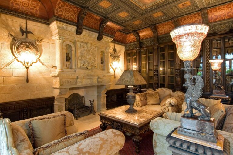 Декор из мечей и щитов в интерьере гостиной