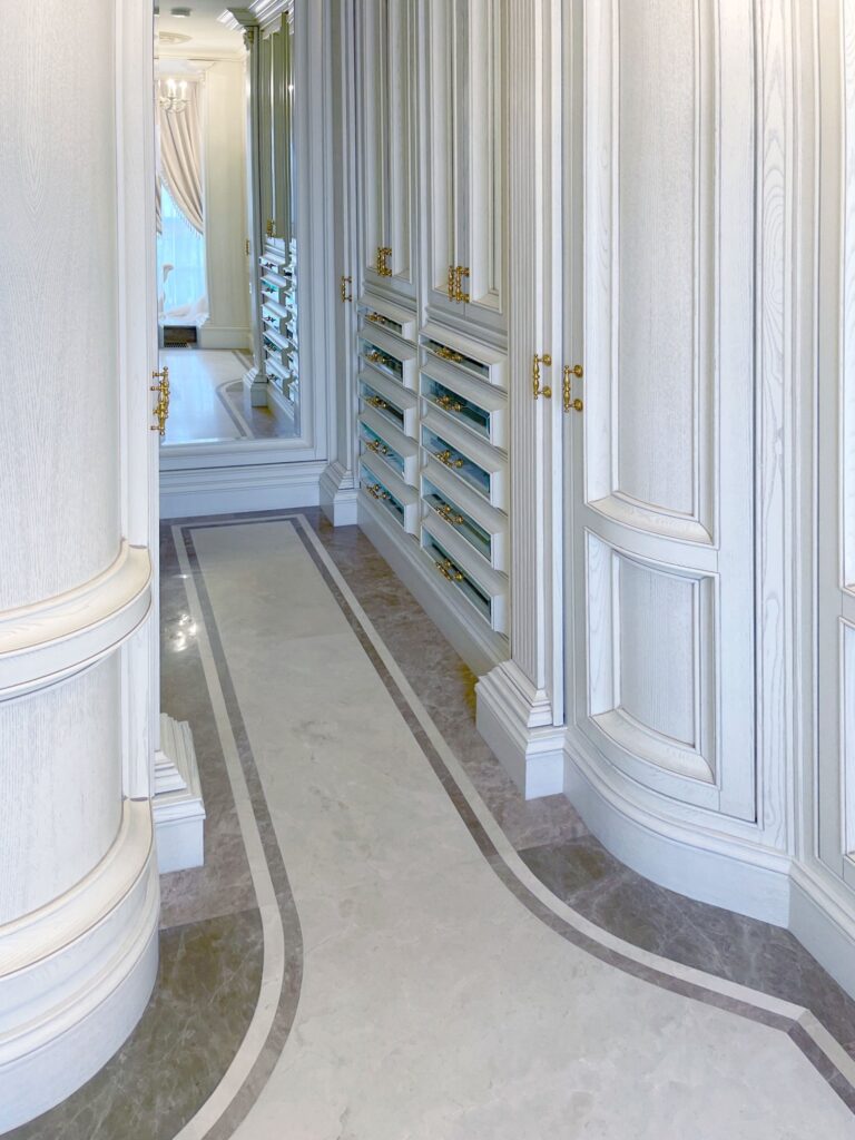 Бежевая гардеробная с золотистой фурнитурой