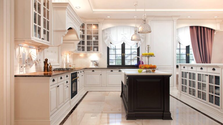 Кухня в классическом стиле с полом из полированного бежевого мрамора