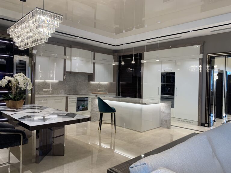 Угловая кухня в отделке светло-серым мраморным слэбом