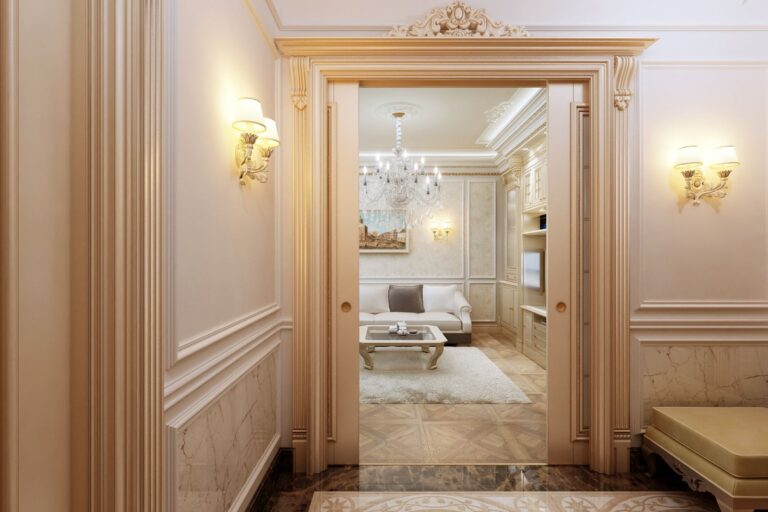 Резные золотистые детали в классическом интерьере прихожей