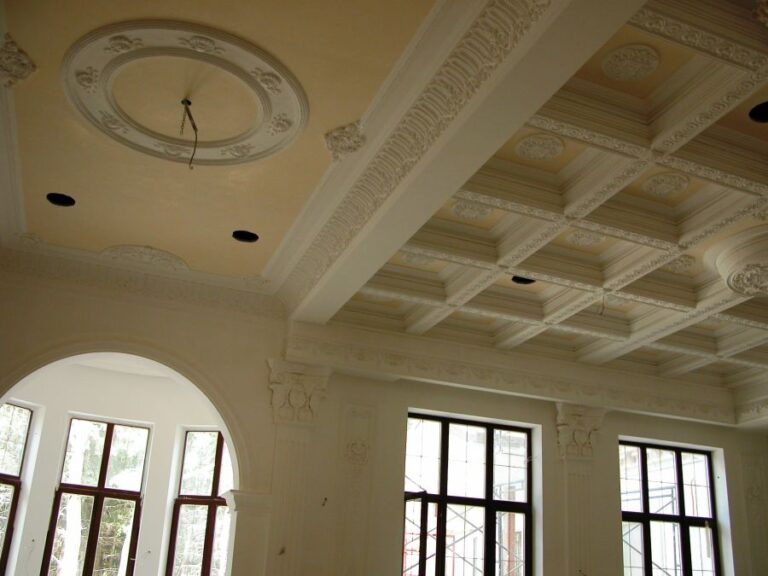 Лепная розетка и узоры в оформлении потолка гостиной