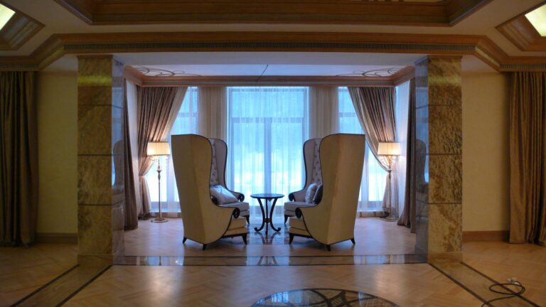 Гостиная после ремонта с четырьмя английскими креслами