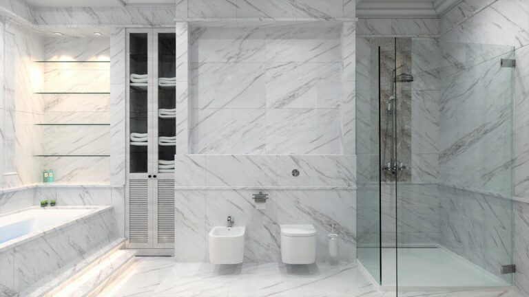 Белая мраморная туалетная комната с застекленной туалетной кабиной
